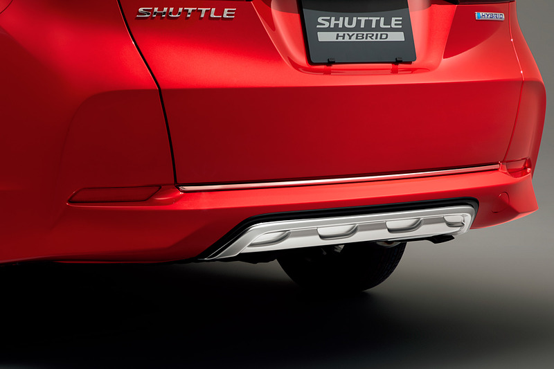 リア用の「ロアガーニッシュ」