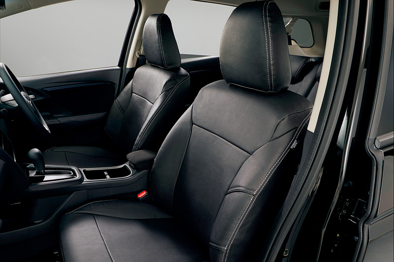 合皮製の「シートカバー（フルタイプ）」（フロント・リアセット。5万4000円）