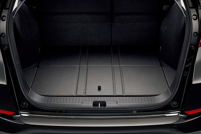 クッション性も高い合皮製の「ラゲッジボード」（プレミアムタイプ）