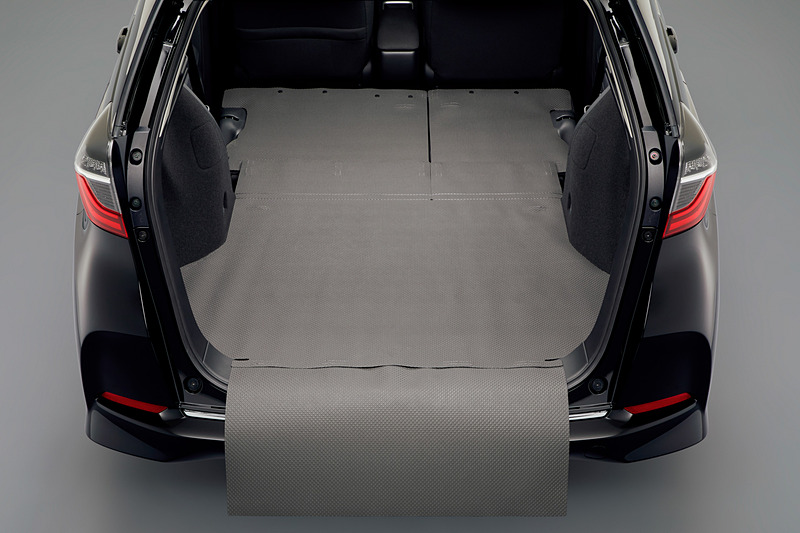 テールゲート開口部を保護するエプロンを備えた「ラゲッジマット」