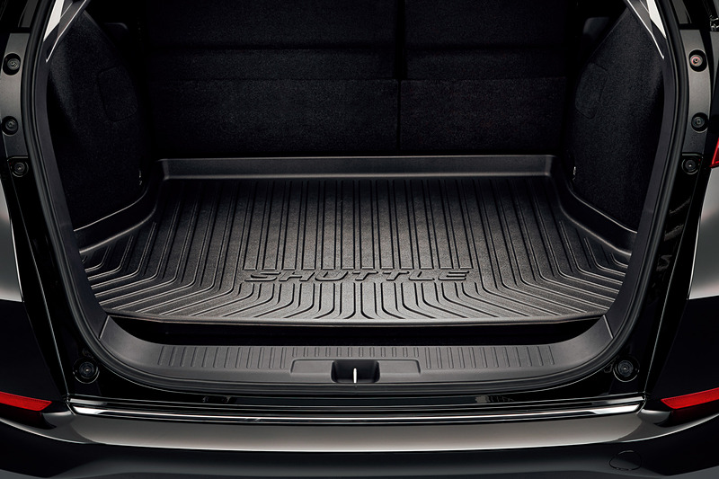 ラゲッジスペースの形状に合わせた樹脂製の「ラゲッジトレイ」