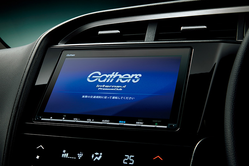純正カーナビも写真の「8インチプレミアムインターナビ」（20万5200円）など多彩にラインアップ