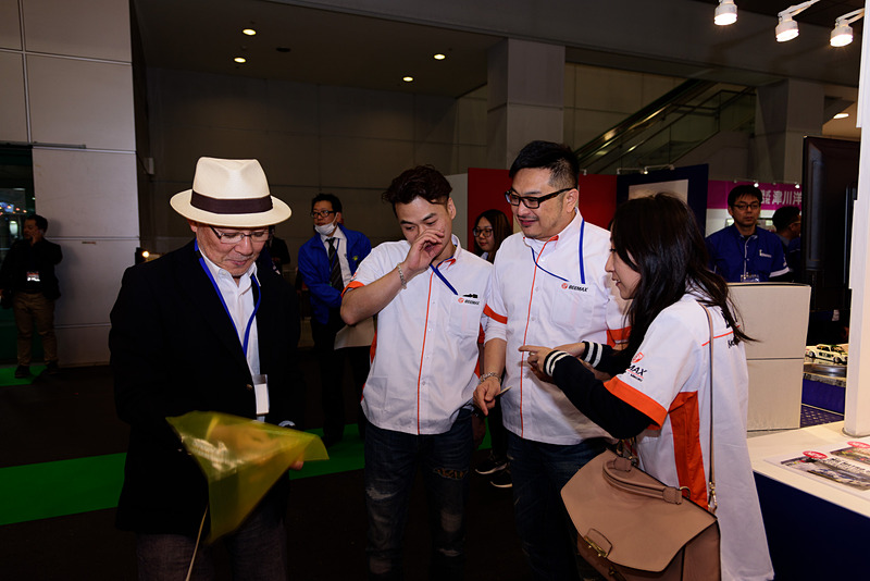 実車のスタートキーをBEEMAXスタッフに見せる日下部氏