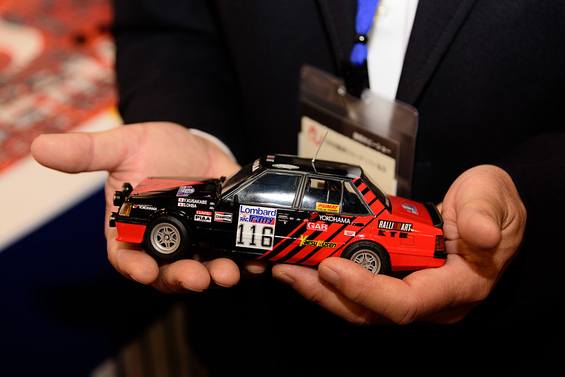 完成品模型を特別に手に持たせていただいた。日下部氏としても、とても感慨深いという