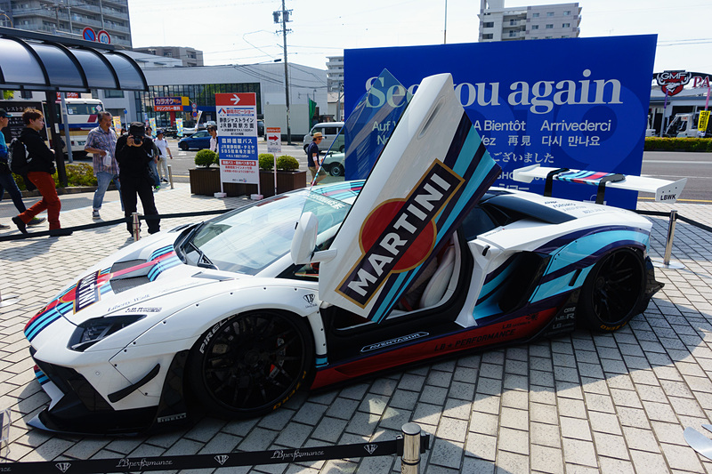 リバティーウォークのLB-WORKSボディキットを装着したアヴェンタドール