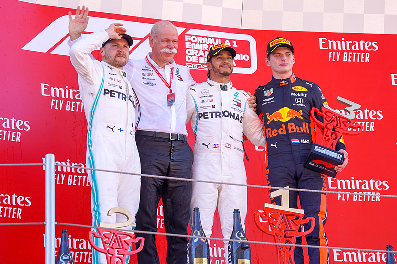 F1スペインGP表彰台。左から2位に入ったバルテリ・ボッタス選手、ダイムラーAG CEOのディーター・ツェッチェ氏、ルイス・ハミルトン選手、マックス・フェルスタッペン選手