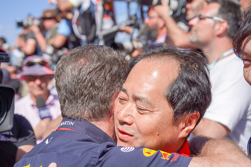 レッドブル・レーシングのクリスチャン・ホーナー代表と抱擁するホンダF1テクニカルディレクターの田辺豊治氏