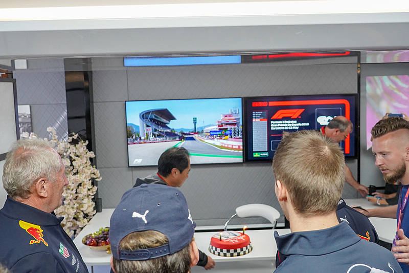 ローソクの火を消す田辺氏