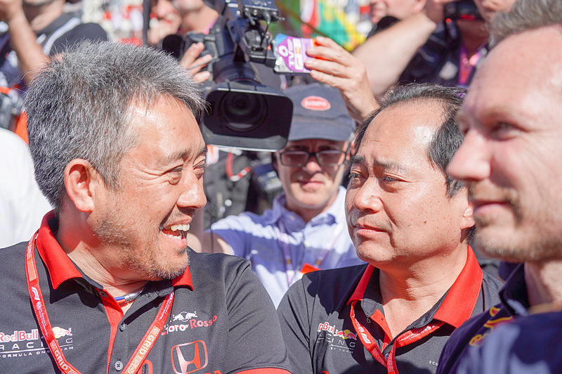 ホンダの表彰台獲得を喜ぶホンダF1マネージングディレクターの山本雅史氏（左）、田辺氏（中央）、ホーナー氏（右）