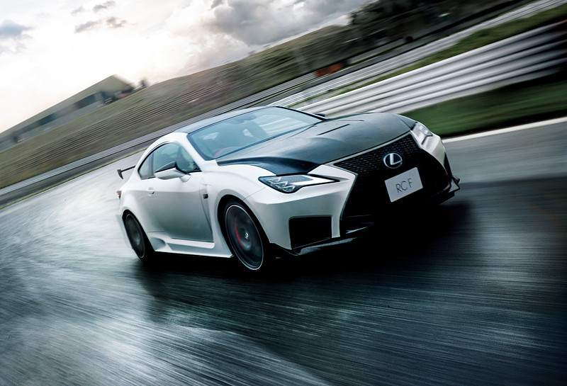 RC F“Performance package”（ホワイトノーヴァガラスフレーク）