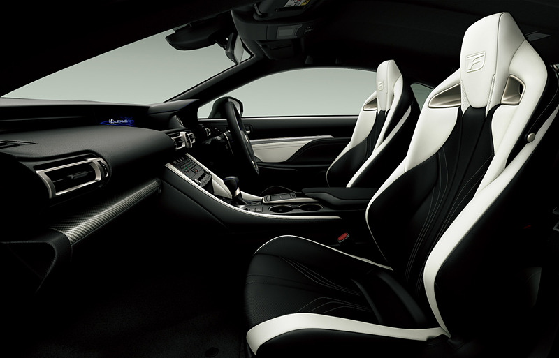 RC F“Carbon Exterior package”（インテリアカラー：ブラック＆ホワイト）