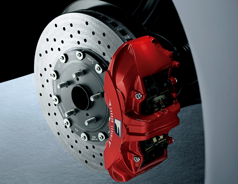 “Performance package”では内外装の各所にカーボンパーツを採用するとともに、軽量鍛造アルミホイール（マットブラック塗装）、チタンマフラーを装着してさらなる高性能化を図っている