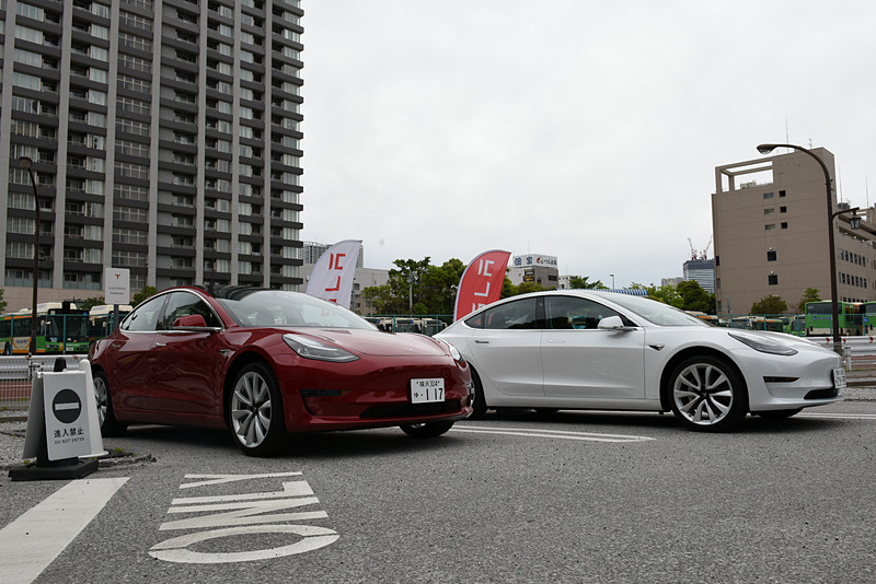 今回同乗試乗したのは航続可能距離310マイル（約498km）、0-60mph加速4.5秒で4輪を駆動する「ロングレンジ」（北米仕様）。タイヤはコンチネンタル「ProContact RX」