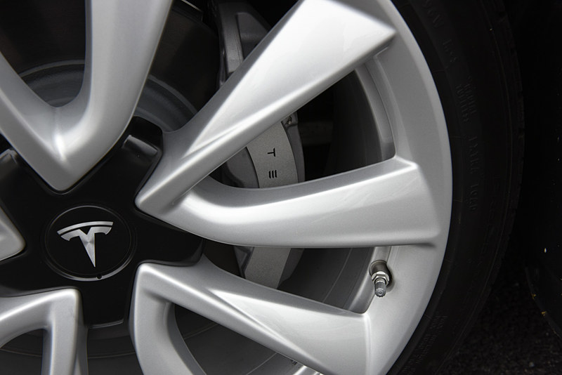 今回同乗試乗したのは航続可能距離310マイル（約498km）、0-60mph加速4.5秒で4輪を駆動する「ロングレンジ」（北米仕様）。タイヤはコンチネンタル「ProContact RX」