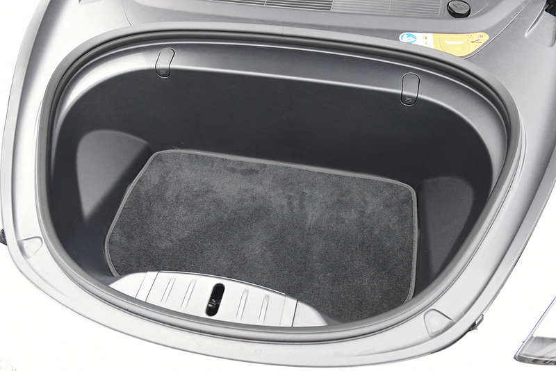 フロントフード下の収納スペース