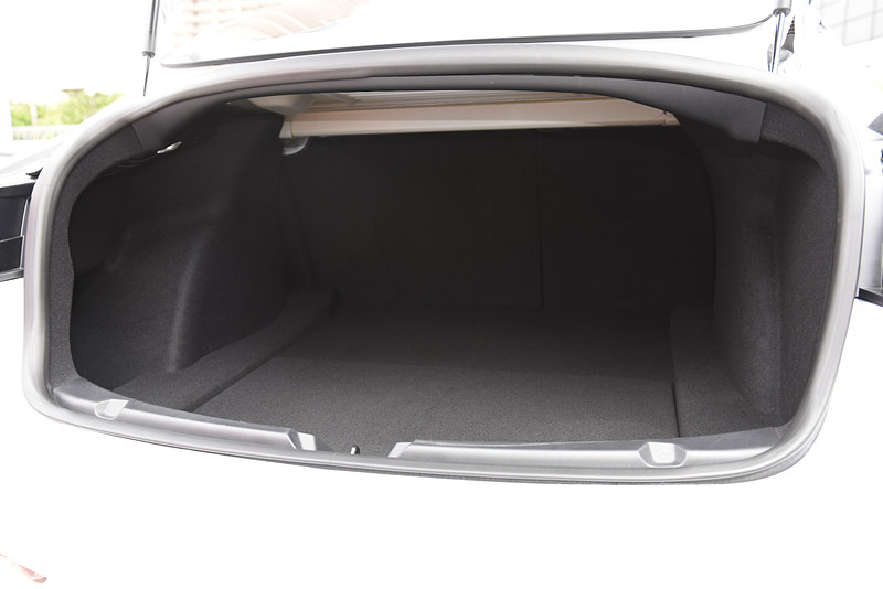 トランクスペースの容量は425L