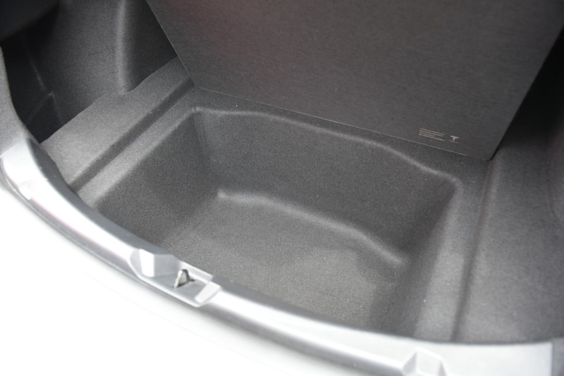 トランクスペース下にも収納スペースが用意される