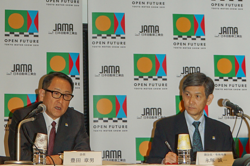 一般社団法人日本自動車工業会 会長でトヨタ自動車株式会社 代表取締役社長の豊田章男氏（左）、日本自動車工業会 副会長の永塚誠一氏（右）
