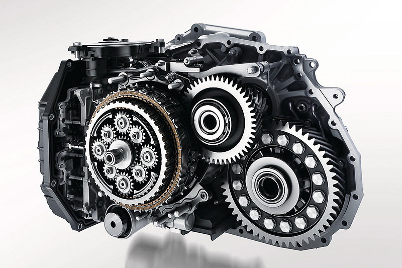 8速ATの「EAT8」では「エコモード」「通常モード」「スポーツモード」の3つのドライブモードを選択可能。エコモード選択時には走行条件が合えば、アクセルオフ時にクラッチを切って燃費改善を図る