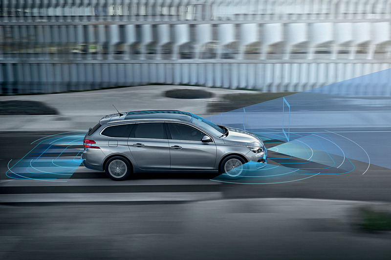 「アクティブクルーズコントロール」などを標準装備