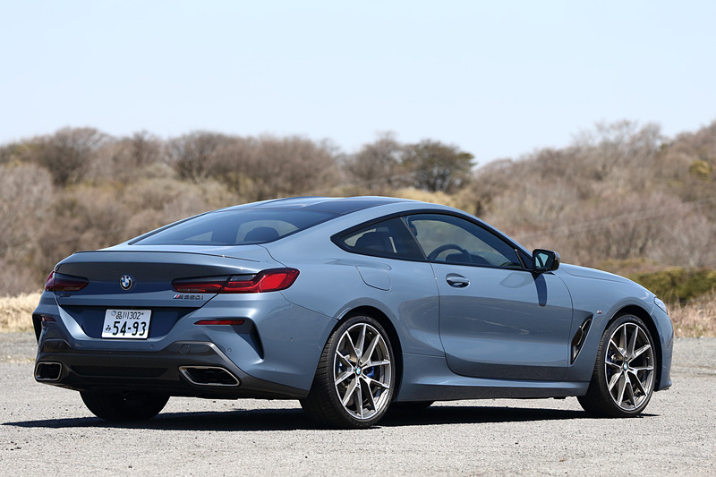 新型8シリーズ クーペは4輪駆動モデルの「M850i xDrive」（1714万円）のワングレード展開。ボディサイズは4855×1900×1345mm（全長×全幅×全高）で、ホイールベースは2820mm。車両重量は1990kg