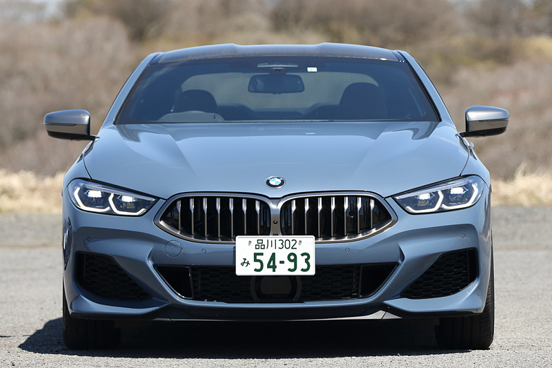 エクステリアでは低く伸びやかなシルエット、低めに配置されたキドニーグリル、クーペらしいルーフライン、精密なボディサイドのキャラクターラインなどを組み合わせた。なお、撮影車はオプション設定の「Mカーボン・ファイバー・ルーフ」（40万3000円）を装着している