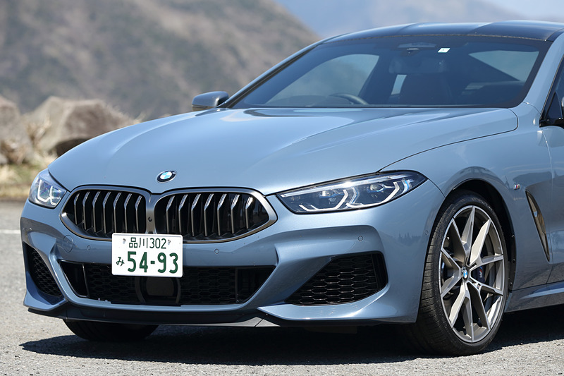 エクステリアでは低く伸びやかなシルエット、低めに配置されたキドニーグリル、クーペらしいルーフライン、精密なボディサイドのキャラクターラインなどを組み合わせた。なお、撮影車はオプション設定の「Mカーボン・ファイバー・ルーフ」（40万3000円）を装着している