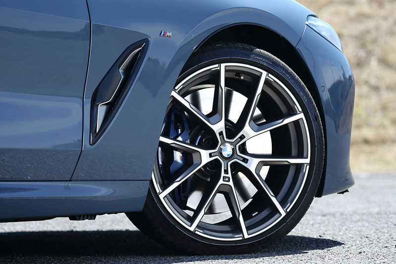 エクステリアでは低く伸びやかなシルエット、低めに配置されたキドニーグリル、クーペらしいルーフライン、精密なボディサイドのキャラクターラインなどを組み合わせた。なお、撮影車はオプション設定の「Mカーボン・ファイバー・ルーフ」（40万3000円）を装着している