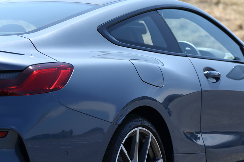 エクステリアでは低く伸びやかなシルエット、低めに配置されたキドニーグリル、クーペらしいルーフライン、精密なボディサイドのキャラクターラインなどを組み合わせた。なお、撮影車はオプション設定の「Mカーボン・ファイバー・ルーフ」（40万3000円）を装着している