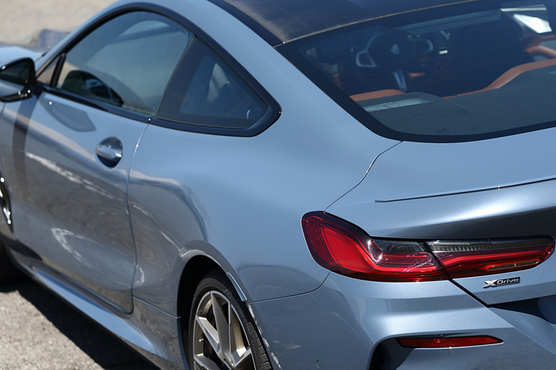 エクステリアでは低く伸びやかなシルエット、低めに配置されたキドニーグリル、クーペらしいルーフライン、精密なボディサイドのキャラクターラインなどを組み合わせた。なお、撮影車はオプション設定の「Mカーボン・ファイバー・ルーフ」（40万3000円）を装着している