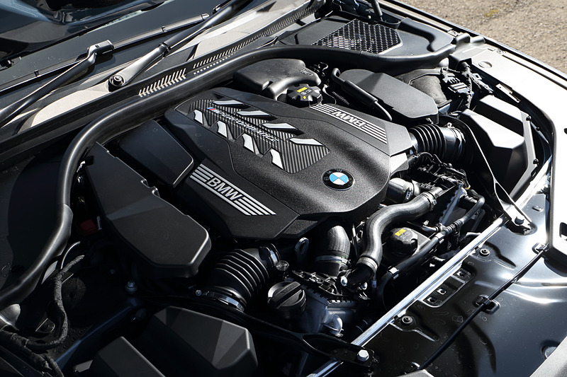 M850i xDriveでは新開発のV型8気筒DOHC 4.4リッターエンジンを搭載し、最高出力は390kW（530PS）/5500rpm、最大トルクは750Nm/1800-4600rpmを発生。0-100km/h加速は3.7秒。WLTCモード燃費は8.3km/L