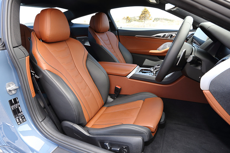 前後方向への意識を強調するように設計されたインテリアでは、透明度が高いクリスタルで作られたクラフテッド・クリスタル・フィニッシュをシフトノブに採用するとともに、ベンチレーション付きのメリノレザーシートや、ハーマン・カードン製オーディオ、アンビエントライトなどを標準装備