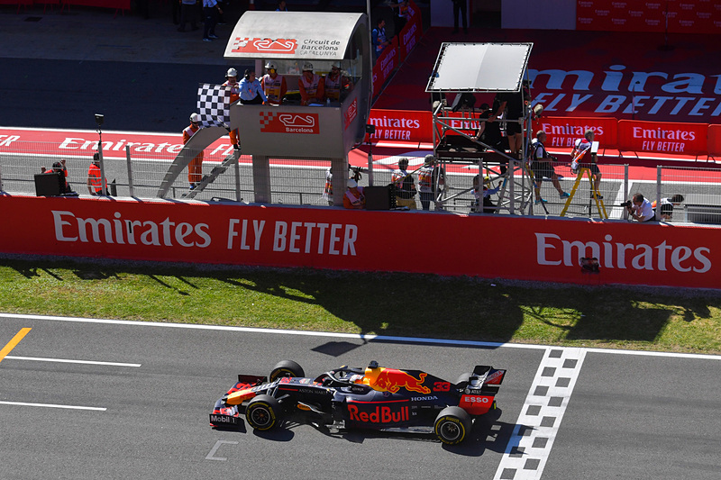 チェッカーを受けるマックス・フェルスタッペン選手（写真提供：ホンダ）