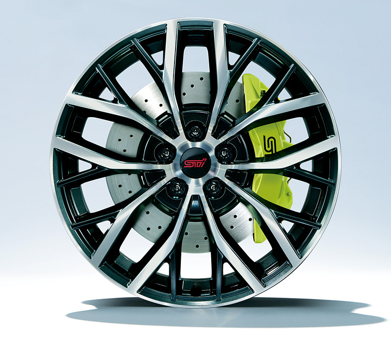 19インチアルミホイール（ダークガンメタリック塗装＋切削光輝）＆brembo製18インチベンチレーテッドディスクブレーキ