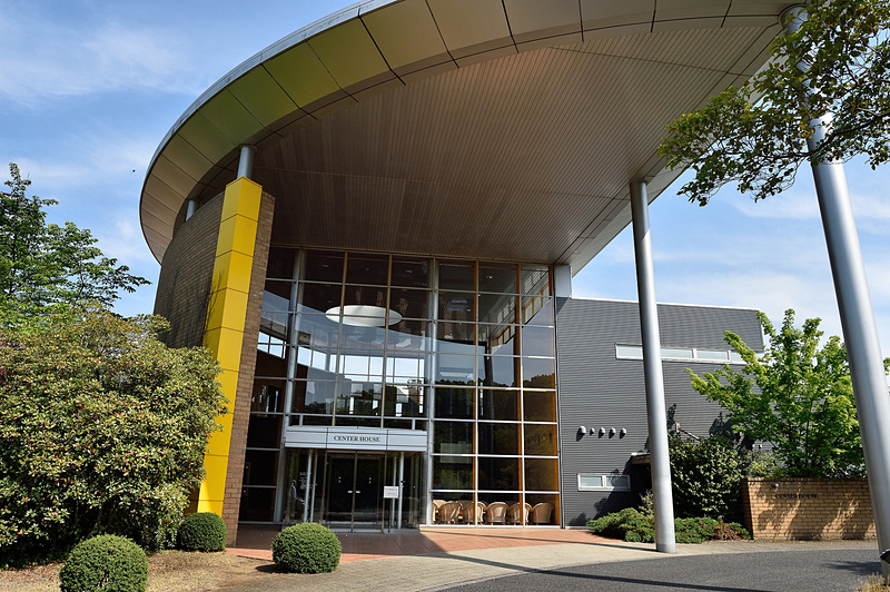 グランドスタンドハウスへはセンターハウスから入れる