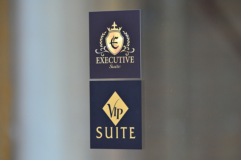 センターハウスの入り口にはエグゼクティブスイートとVIPスイートのロゴが