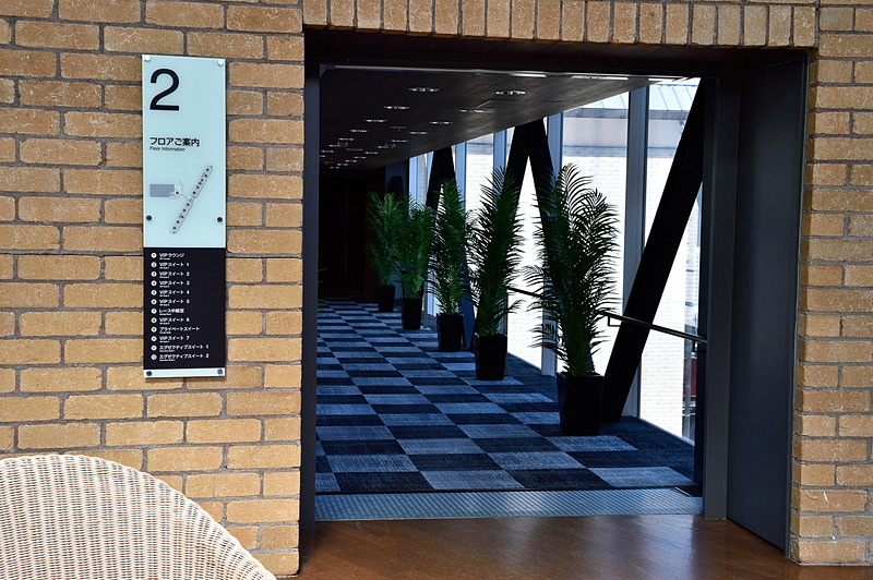 センターハウス2階から渡り廊下を渡ってグランドスタンドハウス2階へ