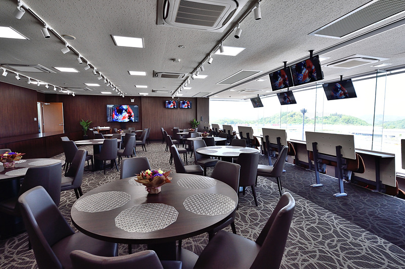 エグゼクティブスイート。窓からはコースが一望できる