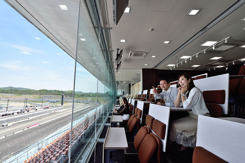 グランドスタンドのさらにその上から見下ろす形のエグゼクティブスイート