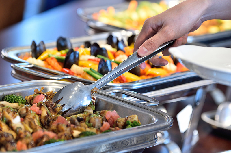 シェフがウデを振るった料理が並び、アルコールも飲み放題となっている