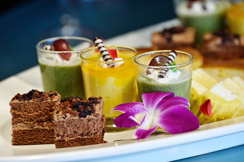 シェフがウデを振るった料理が並び、アルコールも飲み放題となっている