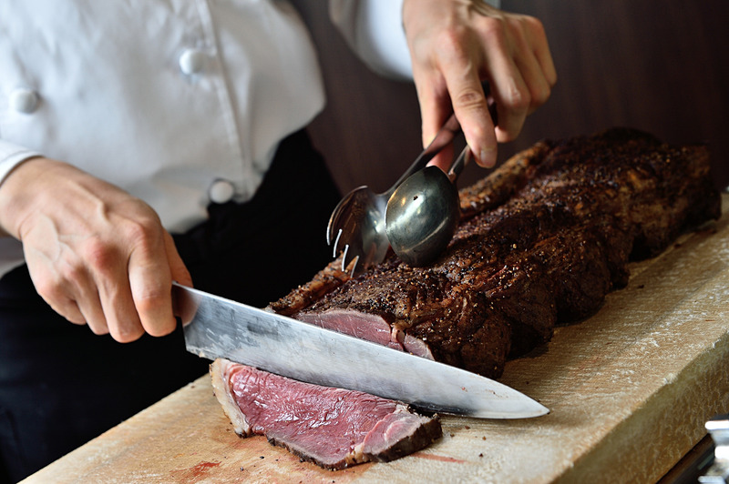 シェフがウデを振るった料理が並び、アルコールも飲み放題となっている