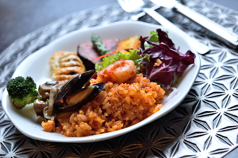 シェフがウデを振るった料理が並び、アルコールも飲み放題となっている