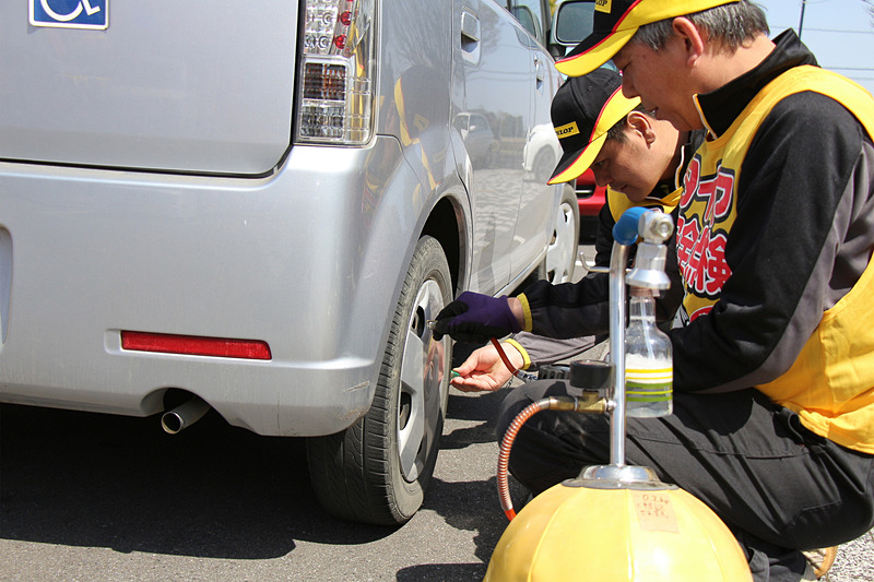 来場者のタイヤを点検。3分の1を超える割合で整備不良が見つかった