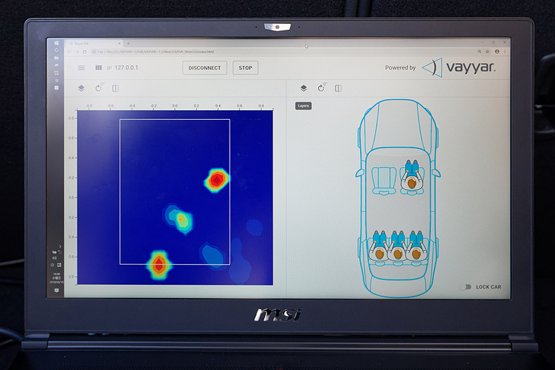 さらに上から布をかぶせても検出。このとき、運転席に座っている大人のドライバーもしっかり表示された