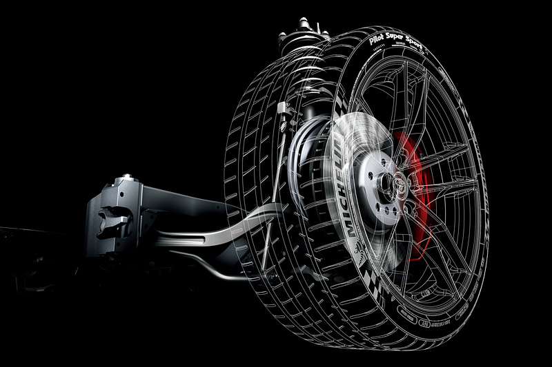 フロント（左）にマクファーソン式、リア（中央）にマルチリンク式を採用する足まわりは、バネ下重量の低減と高い組み付け剛性を実現