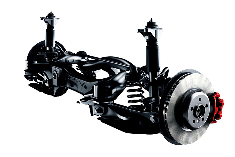 フロント（左）にマクファーソン式、リア（中央）にマルチリンク式を採用する足まわりは、バネ下重量の低減と高い組み付け剛性を実現