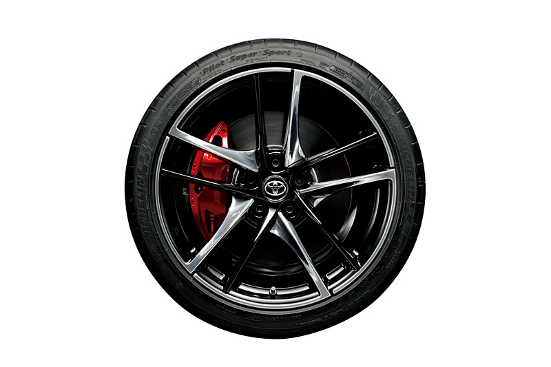 RZのタイヤサイズはフロント255/35ZR19、リア275/35ZR19。アルミホイールは鍛造タイプとなる