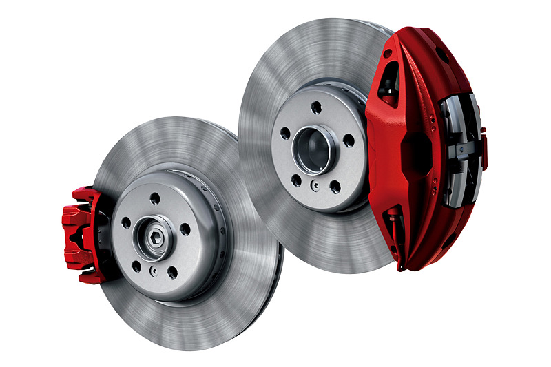 RZはフロントにブレンボ製の17インチアルミモノブロック対向4ピストンキャリパーと348mm径ブレーキディスク、リアに17インチアルミフローティングキャリパーと345mm径ブレーキディスクを標準装備。キャリパーはレッド塗装