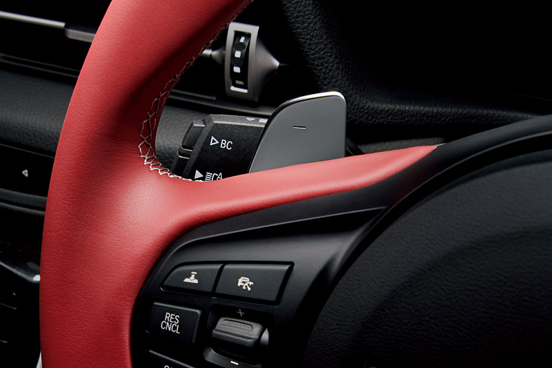 パドルシフトに対応する8速スポーツATを全車で採用